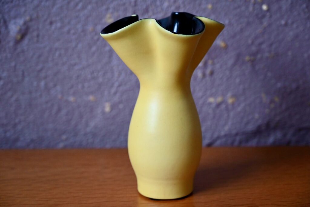 Vase à col ondulant jaune & noir de Fernand Elchinger Vase à col ondulant jaune & noir de Fernand Elchinger