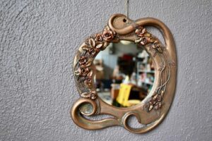 Miroir doré en céramique vintage déco murale bohème et barroque