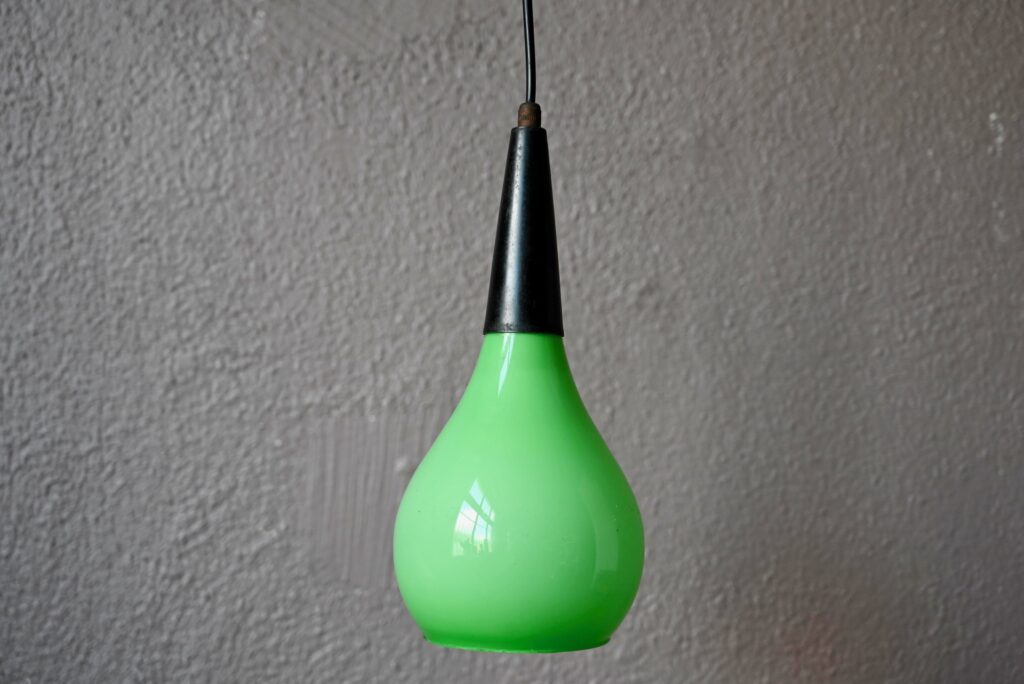 lampe suspension en verre opalin midcentury vert et noir