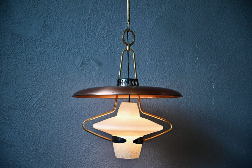 Suspension midcentury en laiton & verre opalin Suspension midcentury en laiton & verre opalin