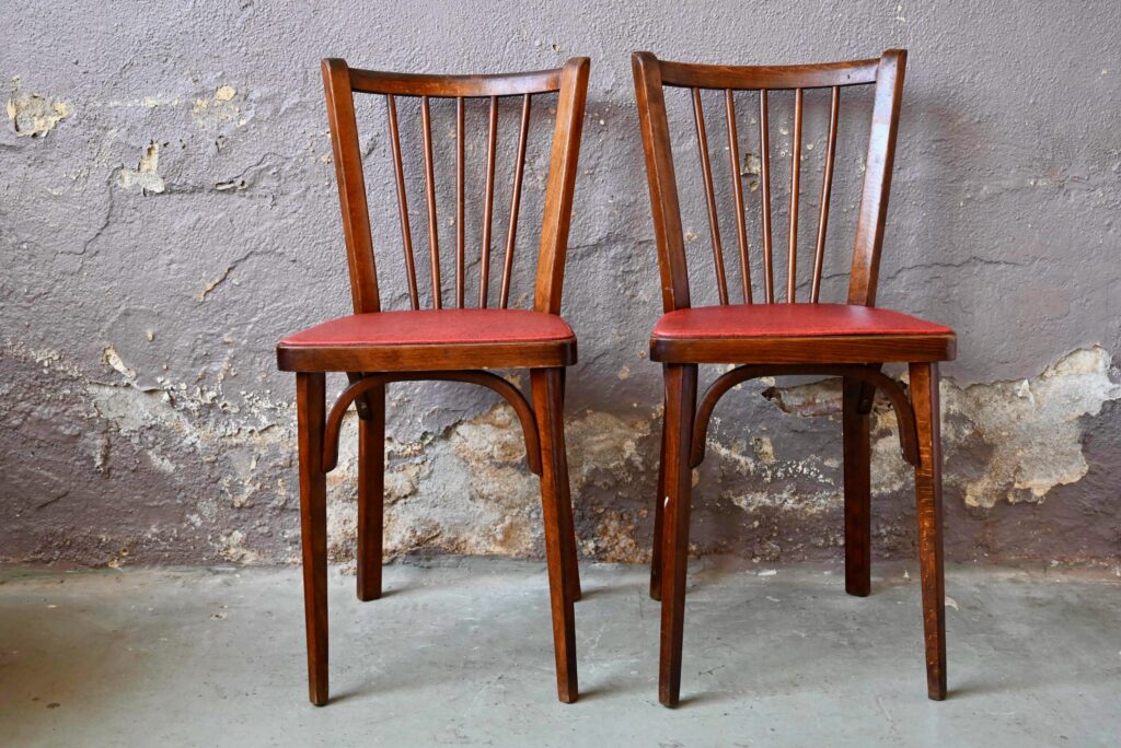 BAUMANN : Paire de chaises à barrettes en bois. Tampon. …