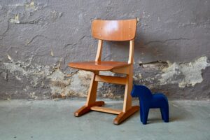 Typique du mobilier scolaire, voici une chaise rétro Casala au look tendre… Piétement en bois massif et dossier en contreplaqué, elle est en hêtre et possède une teinte claire et une tendre patine. Associée à un petit bureau, elle réjouira les bambins dès 3 ans et apportera une touche vintage à sa chambre.