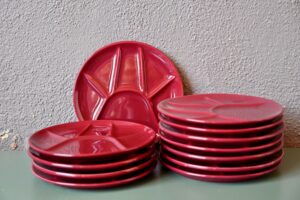 12 Assiettes à fondue rouges compartiments art de la table vintage