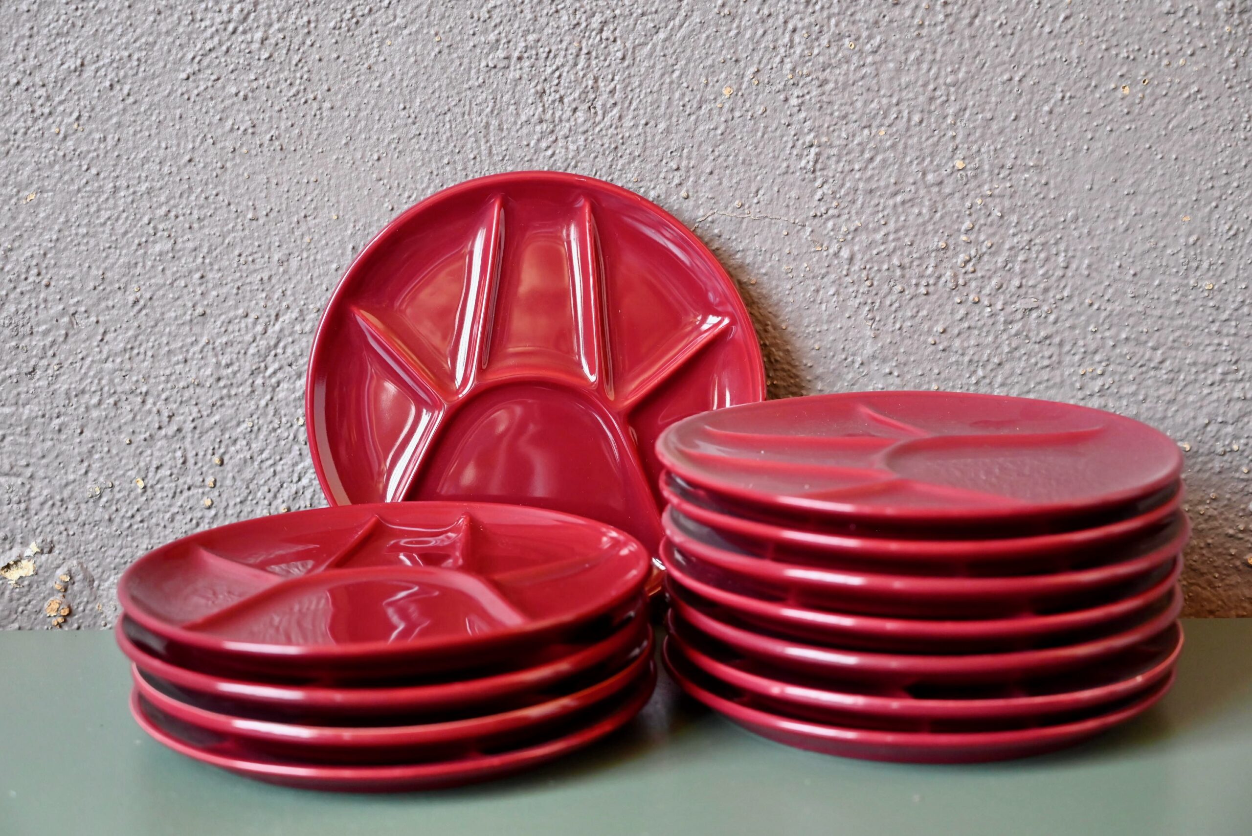 12 Assiettes à fondue rouges - L'atelier Belle Lurette, Rénovation de  meubles vintage