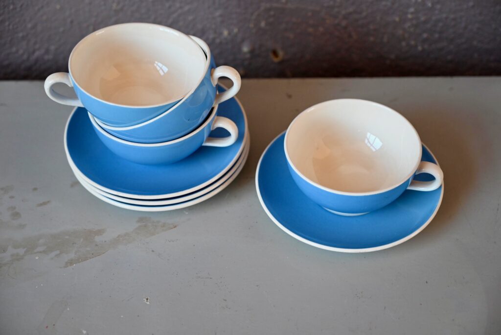 Tasses à thé de Villeroy & Boch - L'atelier Belle Lurette, Rénovation de  meubles vintage