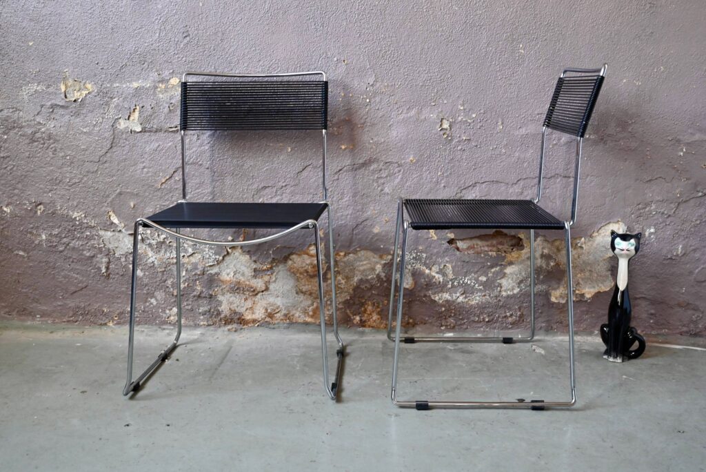 Paire de chaises spaghetti noires design italien vintage