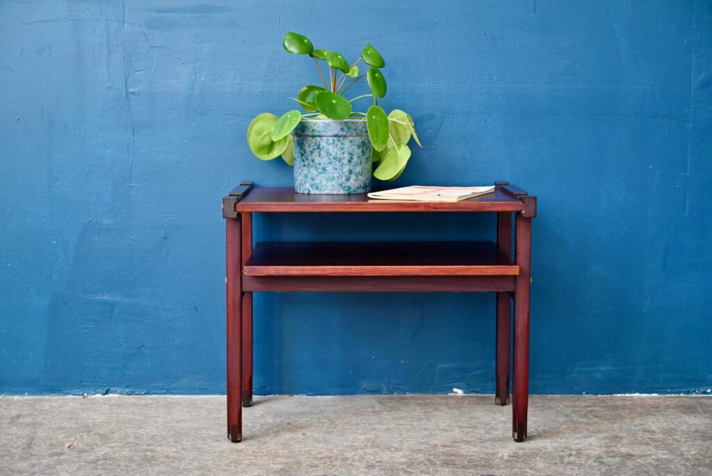 Table d’appoint italienne en teck Table d’appoint italienne en teck