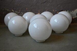 Pour un projet déco particulier et démonstratif ou pour restaurer une lampe vintage ces larges opalines sphériques seront idéales. Anciennes elles constitue un lot homogène et démonstratif. Le traitement opalin du verre permet la diffusion d'une lumière douce, homogène, sans halo et multidirectionnelle.