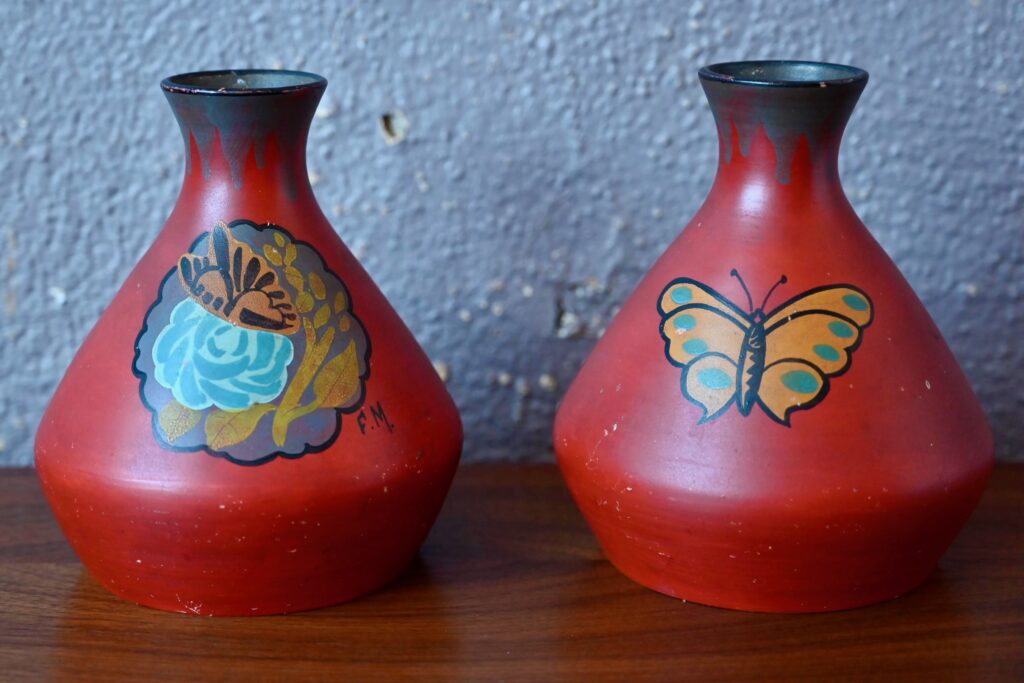 Paire de vases aux papillons Vallauris Paire de vases aux papillons Vallauris