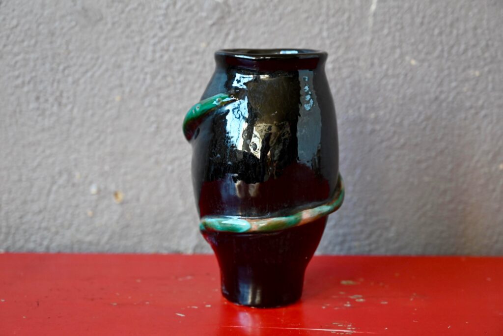 Vase noir à décor tournant Vase noir à décor tournant
