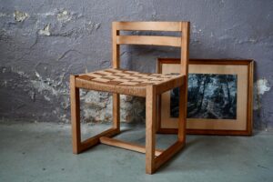 Chaise en Pin et sangle esprit chalet design brutaliste scandinave
