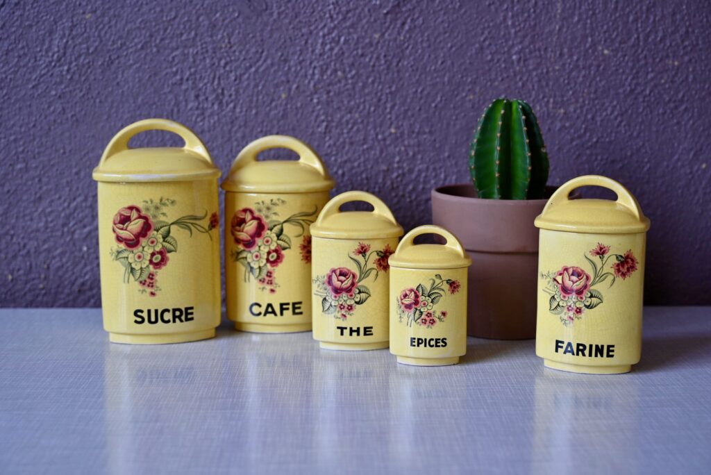 Série de pots de cuisine en faïence jaune Série de pots de cuisine en faïence jaune