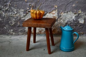 Tabouret rustique primitif wabi sabi vintage ferme chalet boho chevet guéridon tripode chalet