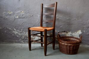 Chaise campagne en bois et paille style vintage rustique ferme brutaliste