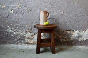 Tabouret rustique primitif wabi sabi vintage ferme chalet boho chevet guéridon tripode chalet