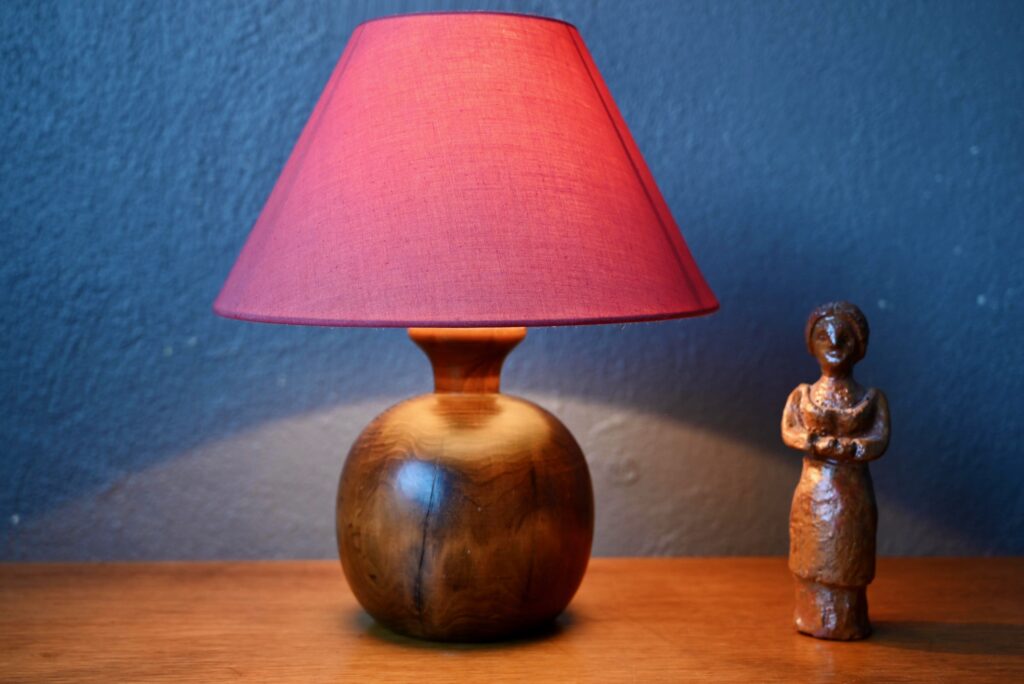 Lampe de table  pied boule en bois décoration bohème et vintage années 70