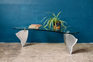 Table basse vintage Flipper en verre de Matthew Hilton 1987 SCP design forme libre aluminium et verre