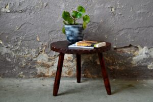 Table basse ancienne design rustique et brutaliste