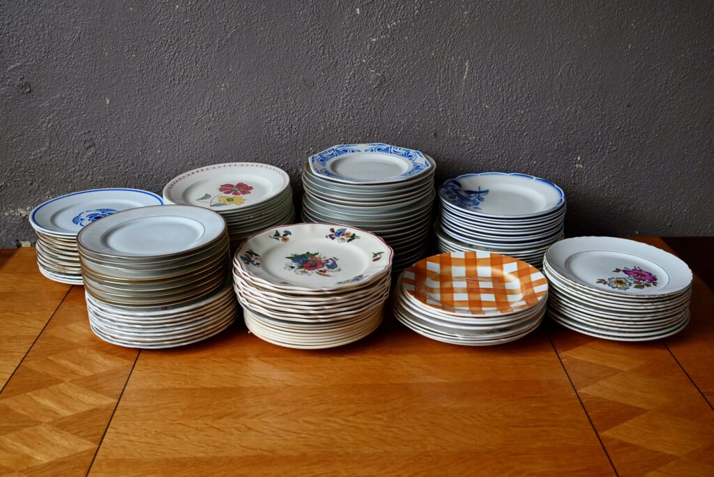 Série de 115 assiettes anciennes Maïté Série de 115 assiettes anciennes Maïté