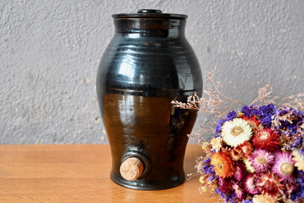 Vinaigrier en céramique émaillée noire Vinaigrier en céramique émaillée noire