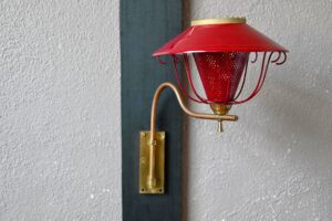 Applique midcentury en métal perforé design français 1950 rouge et dorée