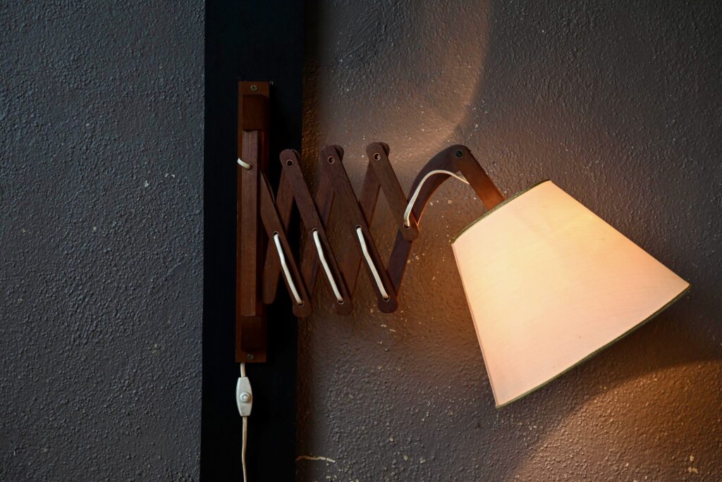 Lampe potence scandinave en teck Lampe potence scandinave en teck