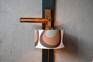 Cette potence lumineuse traduit parfaitement un certain art de vivre scandinave. Source lumineuse portée un double bras mobile en chêne  massif, l'éclairage sait donc s'adapter à toutes les situations, tout en ajoutant sa touche douce et chaleureuse. Les matériaux comme la fabrication sont soignés et de qualité, pour un ensemble à la fois décoratif et pratique.