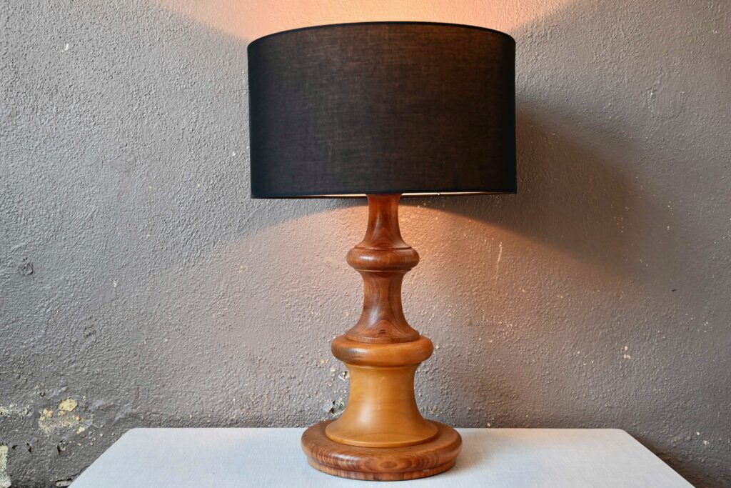 Grande lampe de table en bois tourné Grande lampe de table en bois tourné