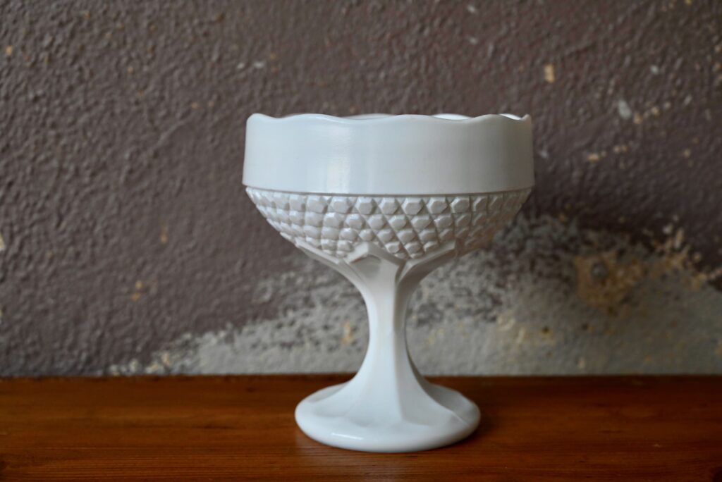 Coupe suédoise en verre blanc moulé Coupe suédoise en verre blanc moulé