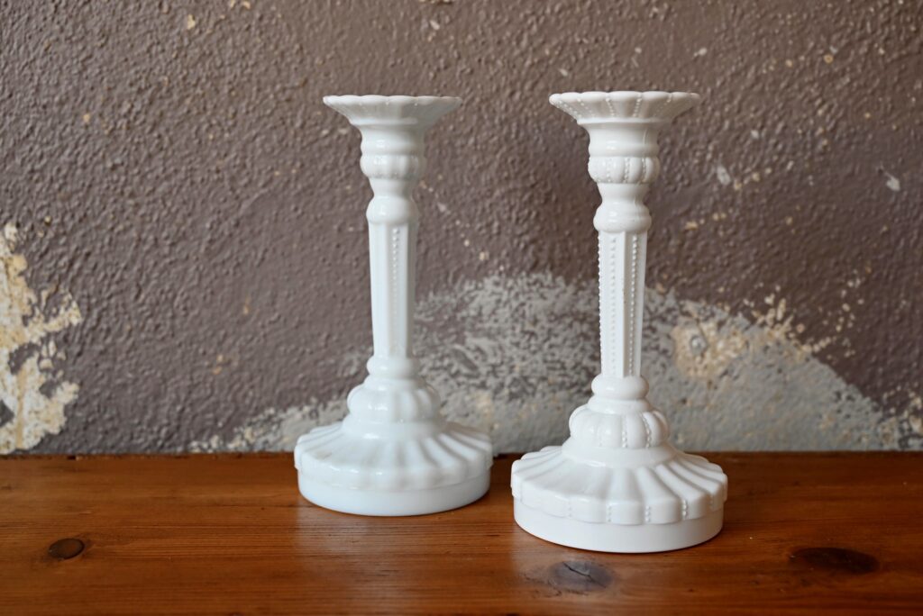 Paire de bougeoirs en opaline blanche Paire de bougeoirs en opaline blanche