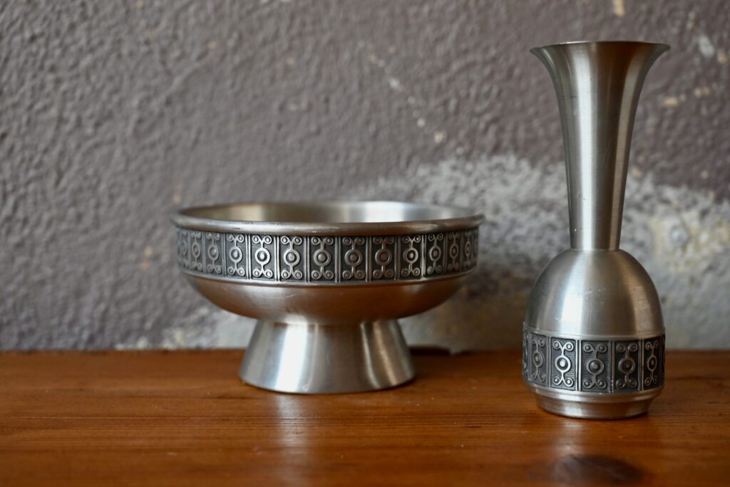 Vase et coupe en étain norvégien Pewter Haugrud Vase et coupe en étain norvégien Pewter Haugrud