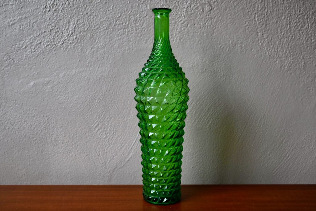 Bouteille verte à picots en verre d’Empoli Bouteille verte à picots en verre d’Empoli