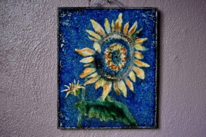Plaque décorative murale aux tournesols décoration multicolore céramique signée Karlsruhe Majolika fat lava