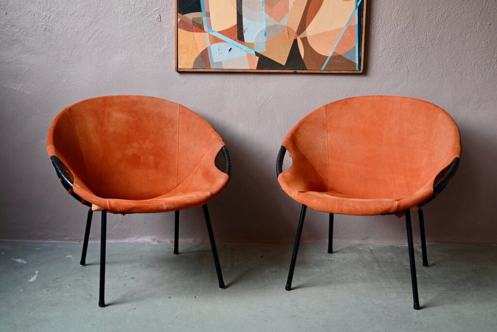 Paire de fauteuils en daim de Lusch & Co Paire de fauteuils en daim de Lusch & Co
