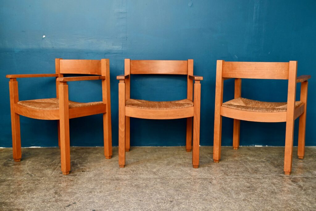 Fauteuil brutaliste en orme & paille Fauteuil brutaliste en orme & paille