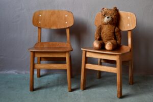 Le design de cette petite chaise enfant est plein d'intelligence et de charme. Formes douces confortables et arrondies, tout bois, confort et solidité sont au programme! Voici du mobilier vintage qui nous donne envie de retomber en enfance.