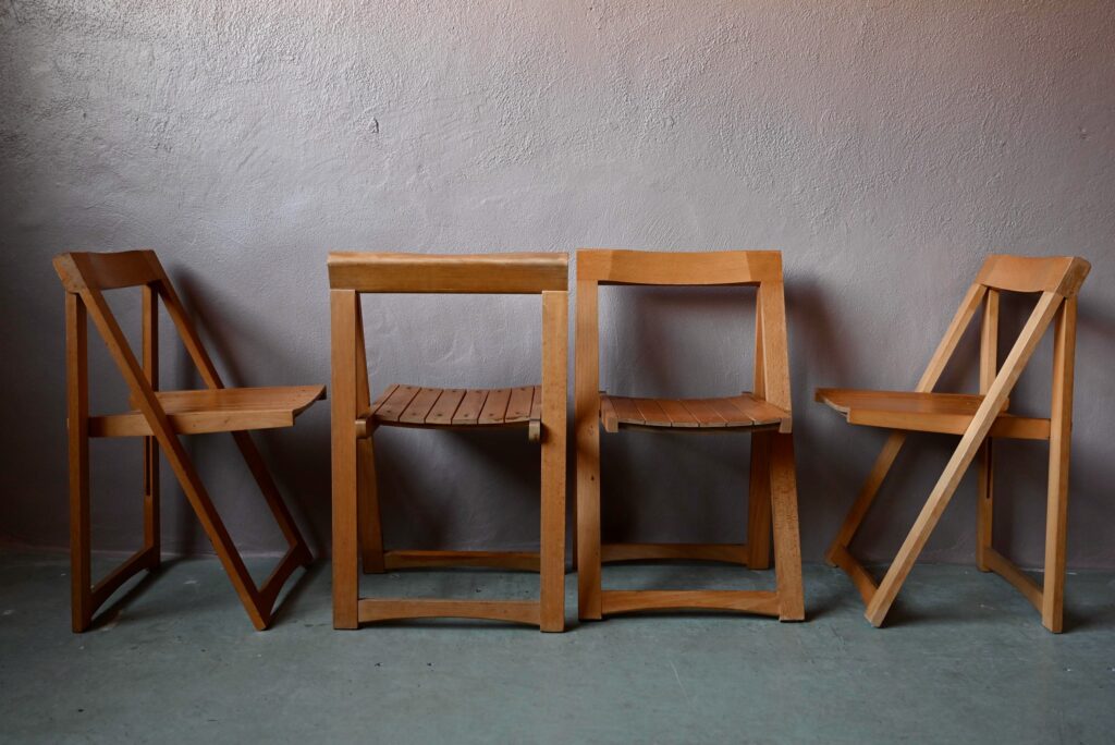 Chaises pliantes en bois clair Chaises pliantes en bois clair
