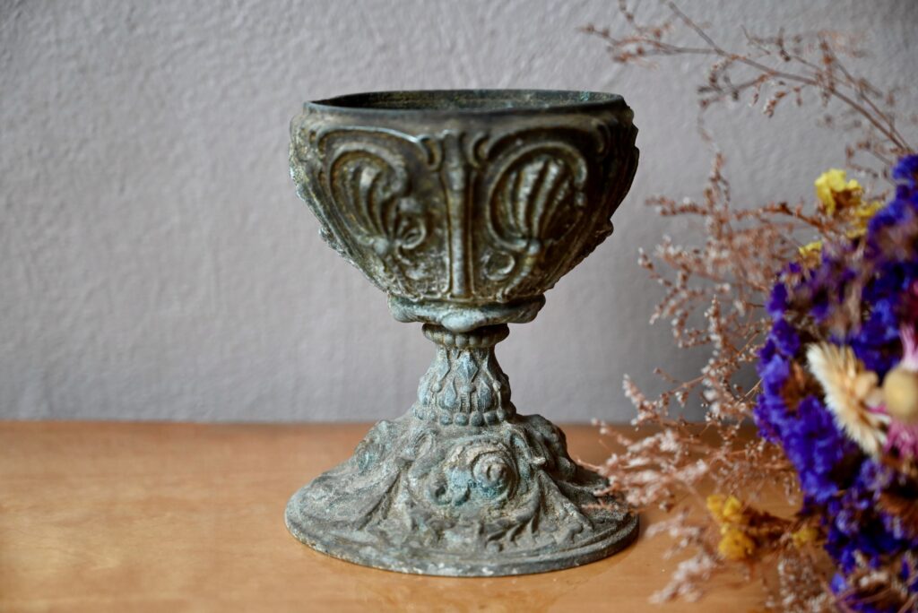 Cache-pot antique en fonte Cache-pot antique en fonte