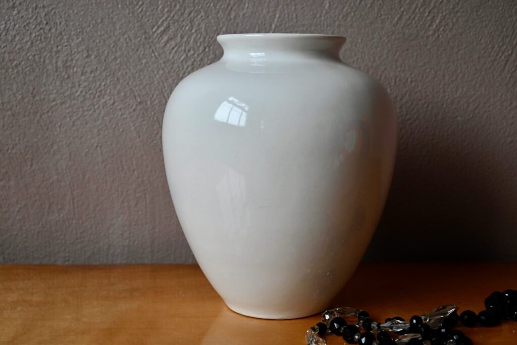 Vase blanc Thooft & Labouchere en porcelaine de Delft Vase blanc Thooft & Labouchere en porcelaine de Delft