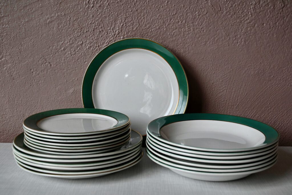 Assiettes HBCM Montereau vertes et dorées Assiettes HBCM Montereau vertes et dorées