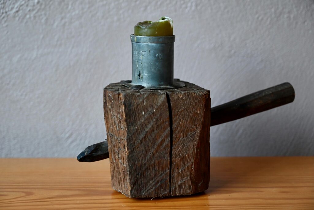 Pique-cierge en bois taillé et étain Pique-cierge en bois taillé et étain