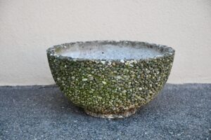 Grande jardinière en béton désactivé