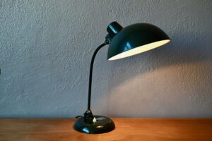 Lampe de bureau de table ancienne orientable bauhaus design indus métal vintage