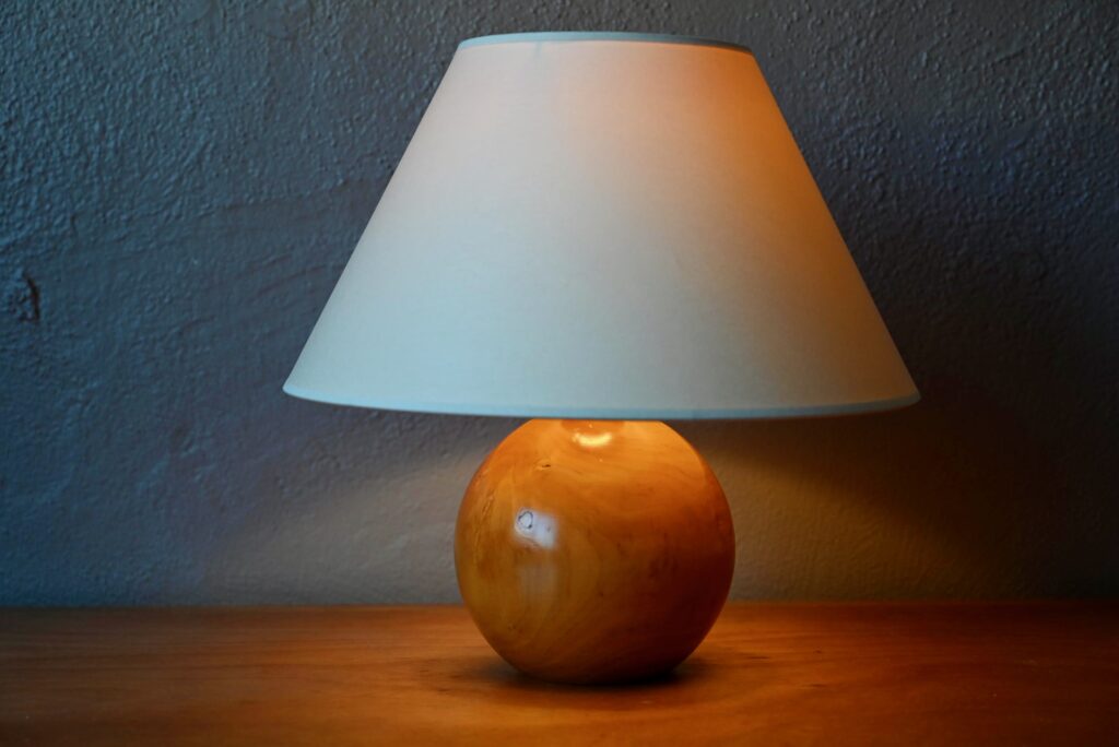Lampe de table pied boule en bois Lampe de table pied boule en bois