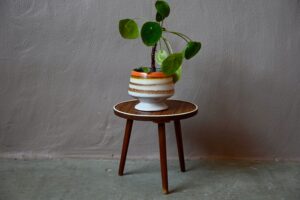 Table tripode vintage rétro pop années 60 tripode jaune électrique rockabilly pieds compas porte plantes