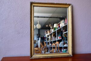 Miroir, mon beau miroir… Ce grand miroir ancien possède un charme très bohème. Nous adorons sa dorure ancienne pleine de contraste et de chaleur, patinée par les années. De dimensions intéressantes, nous l'imaginons devant une coiffeuse, habillant un couloir ou au-dessus d'une vasque de salle de bain.