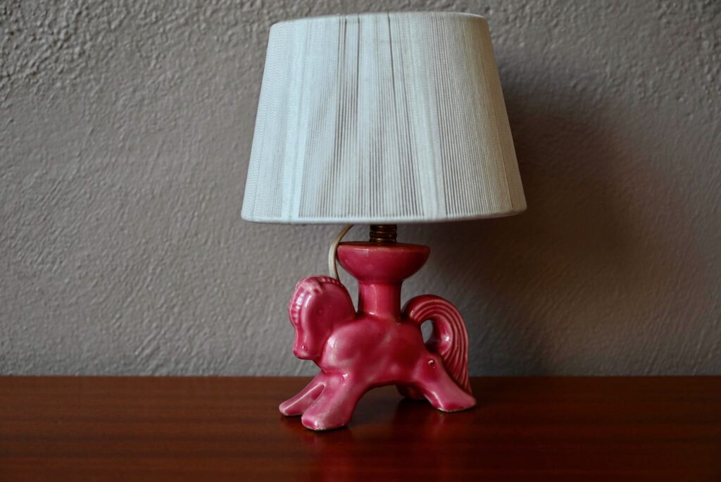 Lampe Art Déco cheval en céramique rose Lampe Art Déco cheval en céramique rose