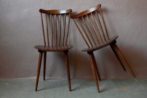 Ce belle paire de chaises Baumann est élégant et délicieusement vintage… Tout en bois et haut de dossier «moustache» pour le côté bistrot, on ressent pourtant l’influence scandinave. Piétement compas, lignes du dossier et teinte foncée apportent finesse et douceur à l’ensemble. Faciles à intégrer, elles feront pétiller la cuisine comme le salon!