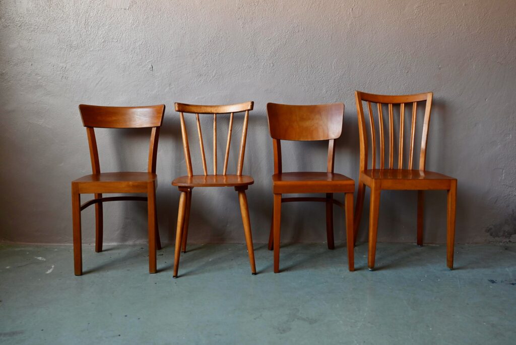 Chaises dépareillées esprit bistrot Chaises dépareillées esprit bistrot
