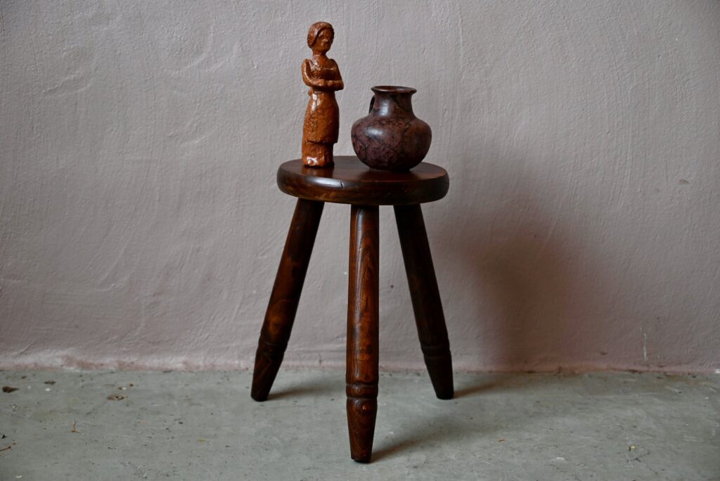 Tout simple et tout de bois, ce tabouret rustique semble tout juste sorti d'une ferme ou d'un chalet d'alpage. Tripode, les pieds sont en bois travaillé et supportent une épaisse assise de bois à l'aspect brut. Petit accessoire bohème, il apportera une douceur authentique à votre déco intérieure.
